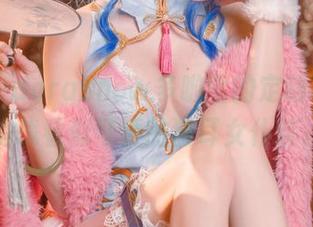sally dorasnow多啦雪的定制写真：挑战看似可爱的猫耳女仆装。